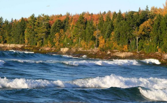 Big Waves roll Lake Superior