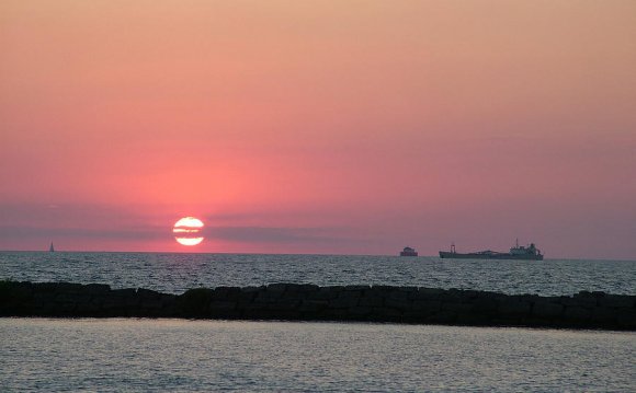 Lake Eries Sunset Turns Pink