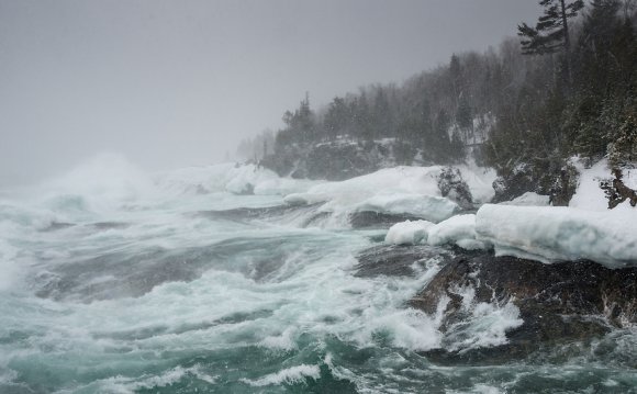 Large Lake Superior waves from