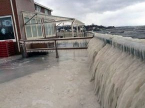 PHOTO: Water from Lake Eerie froze over on the deck of Hoaks Lakeshore Restaurant in Hamburg,  N.Y. Sunday night and Monday morning.